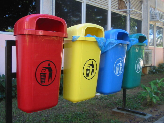Sortowanie śmieci w miejscach publicznych