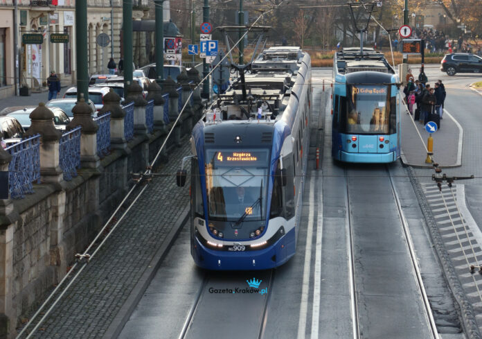 Komunikacja miejska zmiany w kursowaniu autobusów i tramwajów podczas długiego weekendu
