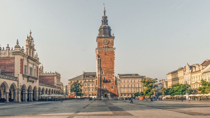 Na zdjęciu widać Wieżę Ratuszową na Rynku Głównym w Krakowie.